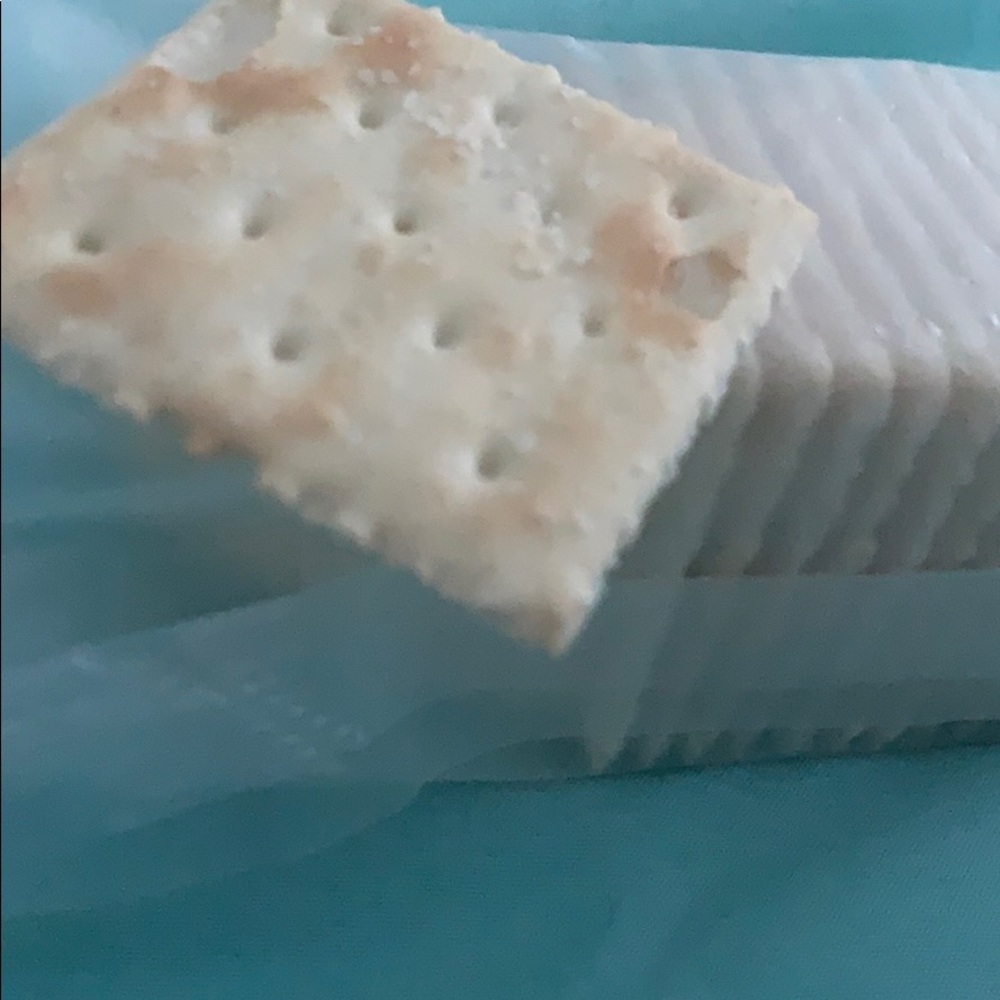 Saltine crackers - Picture 3 of 4